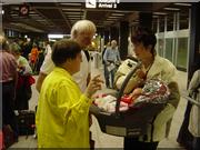 Erster Kontakt auf dem Flughafen Zrich